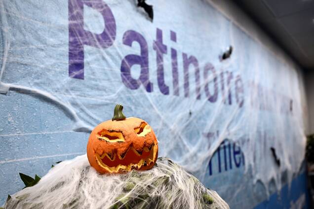 Photo de personnes qui patinent pendant halloween on ice 2024
