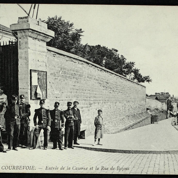 Entrée de la caserne et la Rue de Bezon - 1900