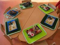 Photo de plateaux sur une table ronde