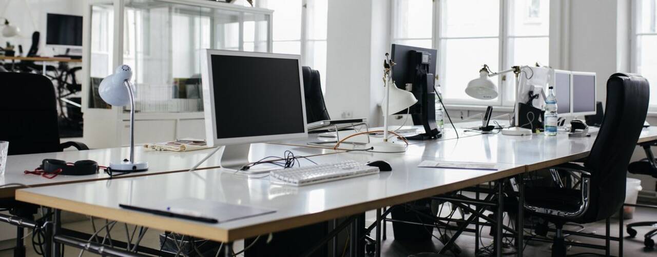 Photo d'un bureau d'entreprise avec à l'intérieur des ordinateurs 
