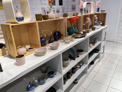 Intérieur de la boutique éphémère de Bécon avec des objets artisanaux