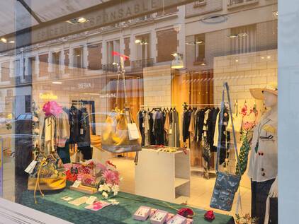 Photo de l'intérieur de la boutique éphémère de Bécon à Courbevoie, présentant les vêtements de la marque Emdoria