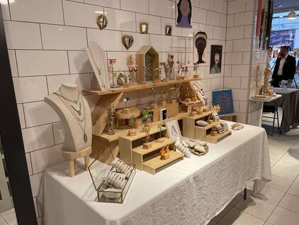 Intérieur de la boutique éphémère de Bécon avec des objets artisanaux