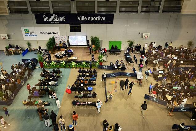 Salle du Courbevoie gaming show 2024 remplit de joueurs en train de jouer devant leurs écrans