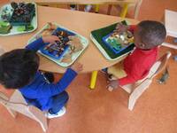 Photo de deux enfants assis autour d'une table ronde