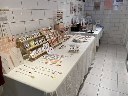 Intérieur de la boutique éphémère de Bécon avec des objets artisanaux