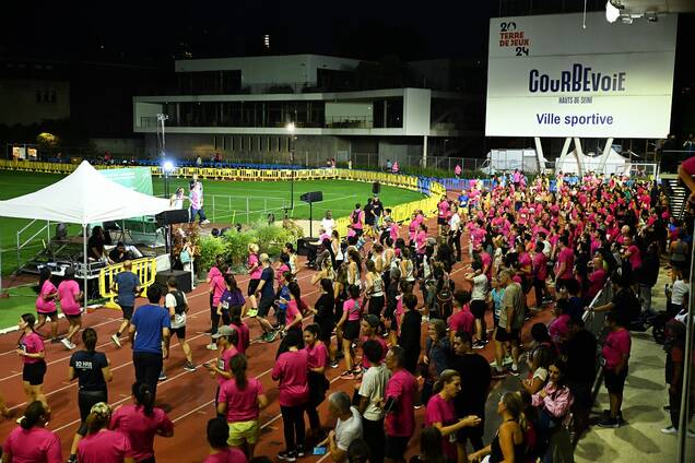 Photo vue du dessus d'une foule de coureurs à la yes we run 2024 au grand stade jean pierre rives