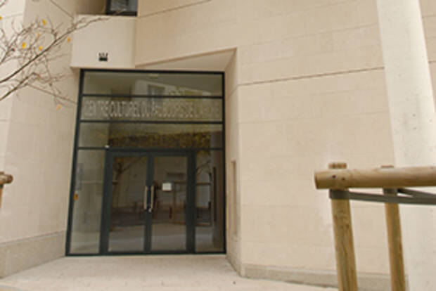 Photo de la façade du Centre culturel Faubourg de l'Arche à Courbevoie