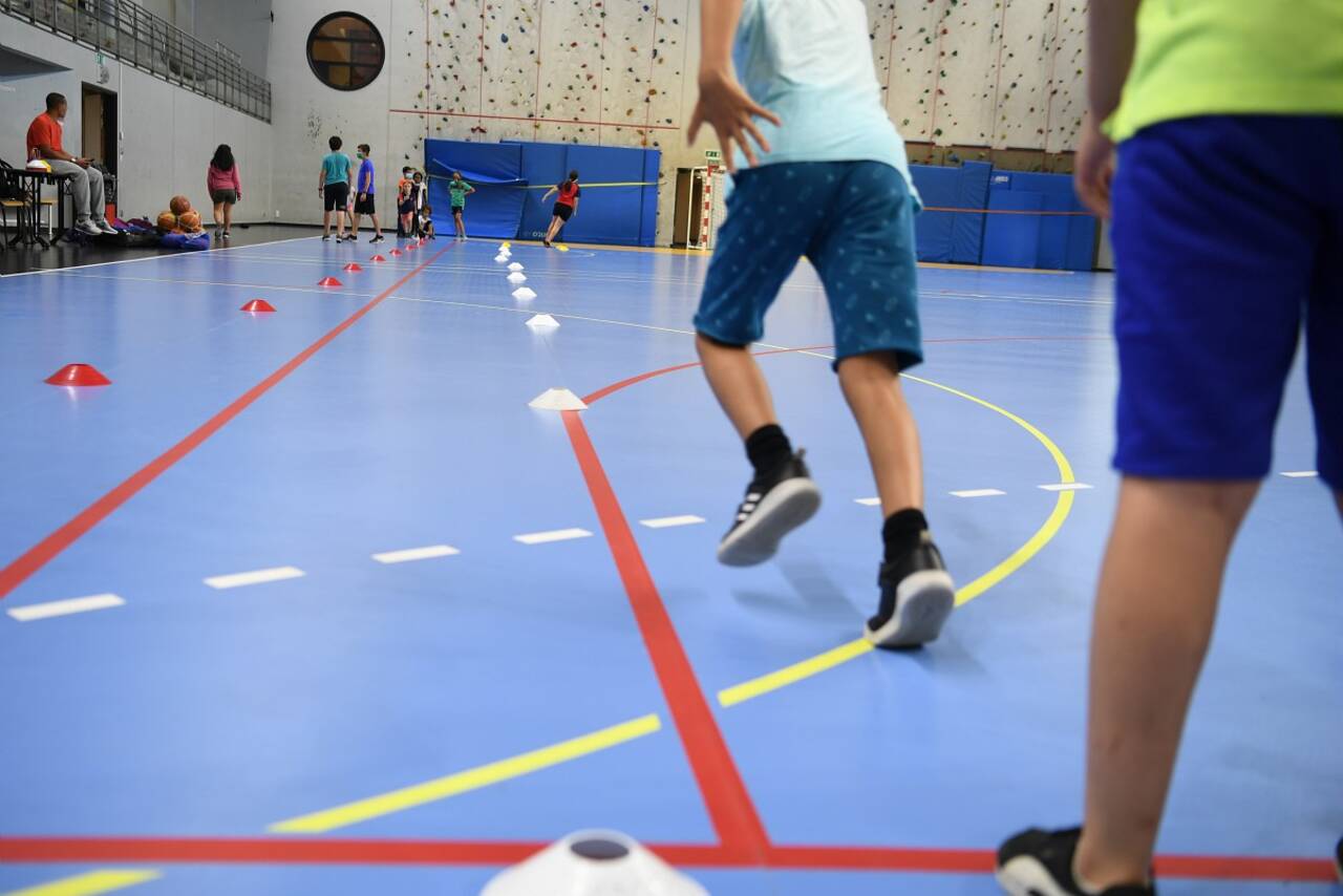 Jeunes sportifs dans un gymnase