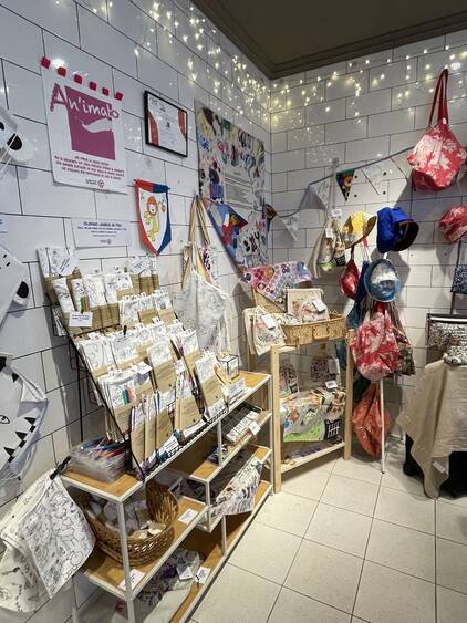 Intérieur de la boutique éphémère de Bécon avec des objets artisanaux