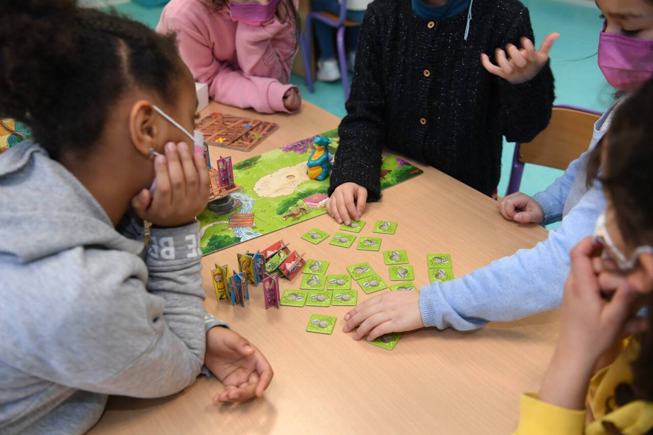 Enfants jouant à des jeux de société à Courbevoie