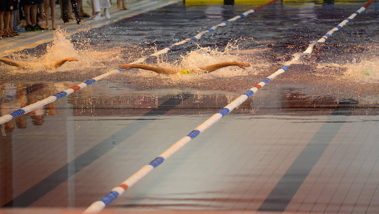 Compétition de natation à la piscine de Courbevoie