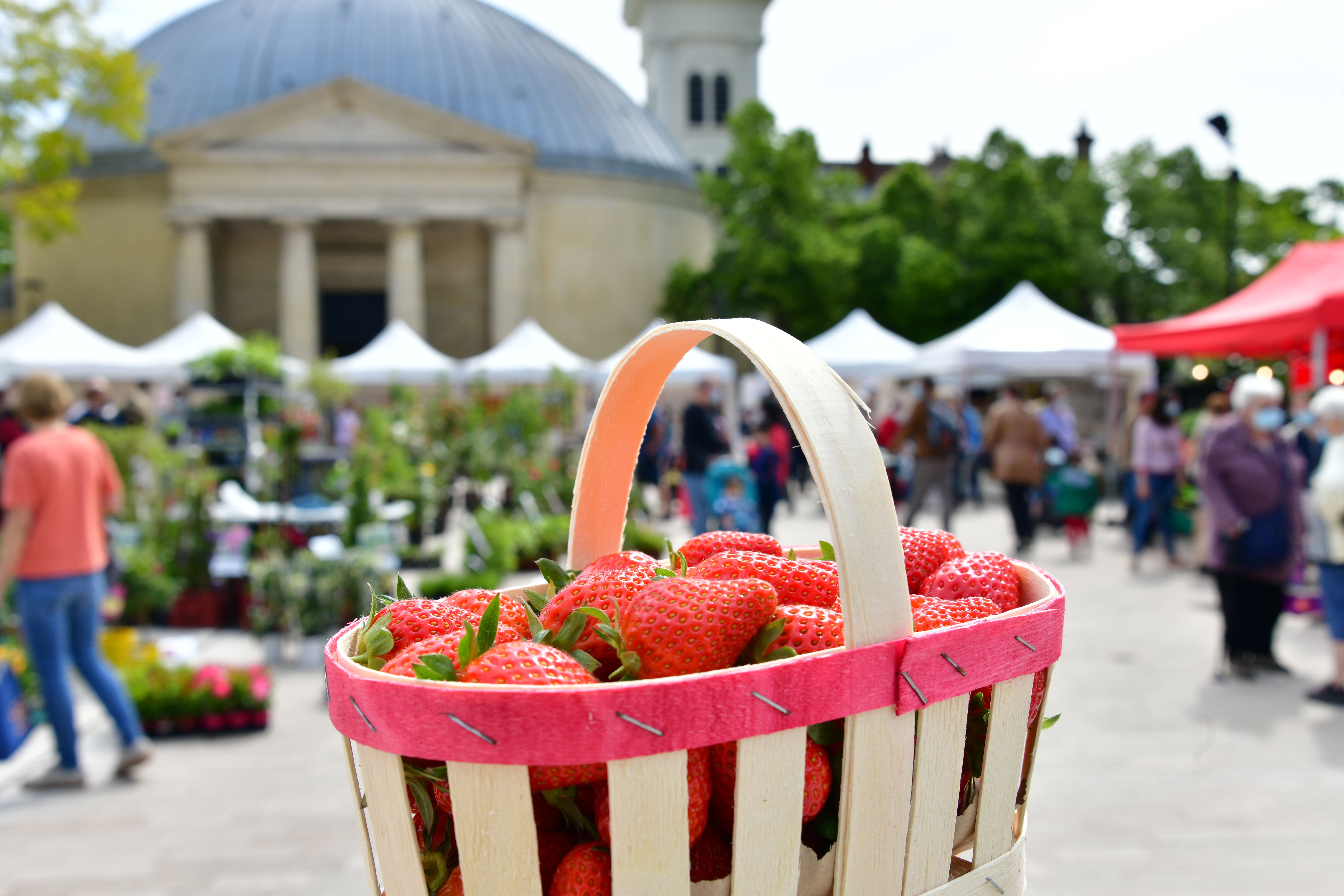 Marché des fruits rouges à Courbevoie